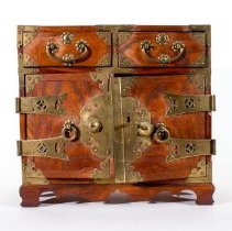 Oriental chest with 4 drawers - Front, doors closed